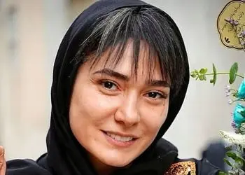 مینا وحید با بوت‌های کثیف و کتی که برایش کوتاه بود! استایلی که می‌توانست شیک باشد