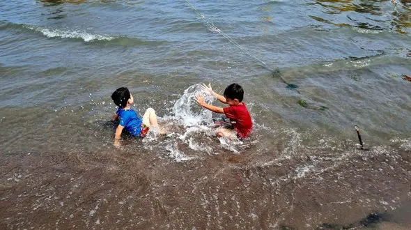 هشدار غریق نجات های گیلان: مراقب کودکانتان در سواحل باشید، غرق شدگی آنها بی صدا اتفاق می افتد + فیلم