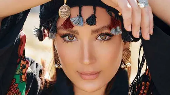 رستوران گردی مینا مختاری در خارج از کشور بدون همسرش!