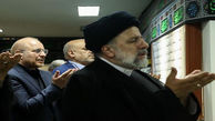 قالیباف پشت سر رئیسی نماز خواند + عکس