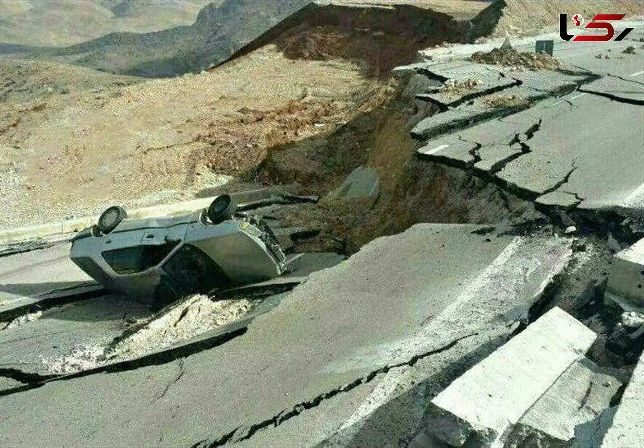 جاده نی ریز  زیر چرخ های پژو 405  دو متر فرو نشست/ فیلم و عکس واژگونی سواری