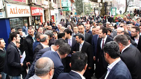 پاسخ احمدی نژاد در استانبول به پرسش یک شهروند ترکیه درباره پزشکیان