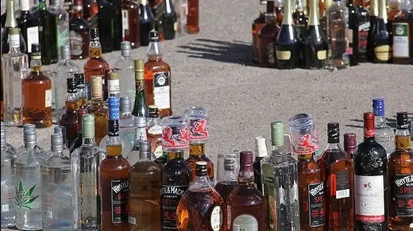 کشف دو هزار و 400 بطری مشروب از پراید و پژو در نیکشهر