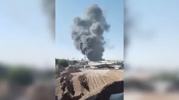 فیلم آتش سوزی آخرالزمانی این بار در مشهد ! / علت دود غلیظ و سیاه در آسمان مشهد !