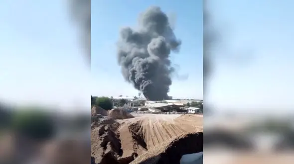 فیلم آتش سوزی آخرالزمانی این بار در مشهد ! / علت دود غلیظ و سیاه در آسمان مشهد !