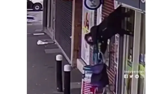 کرکره زن 71 ساله را به هوا برد + فیلم حادثه عجیب