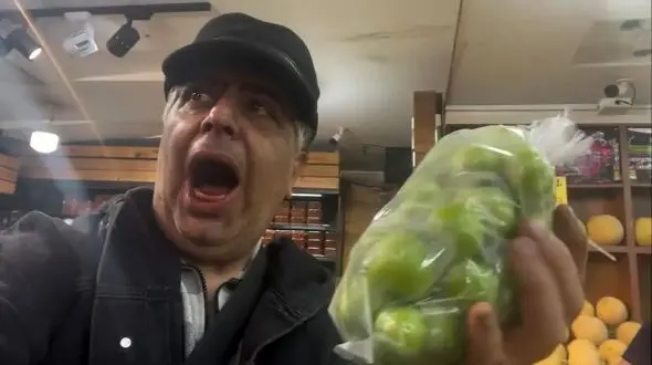 فیلم واکنش معنادار و  بامزه رضا شفیعی‌جم به گوجه‌سبز چند میلیونی ! / با یک حرکت هزاران کنایه زد !