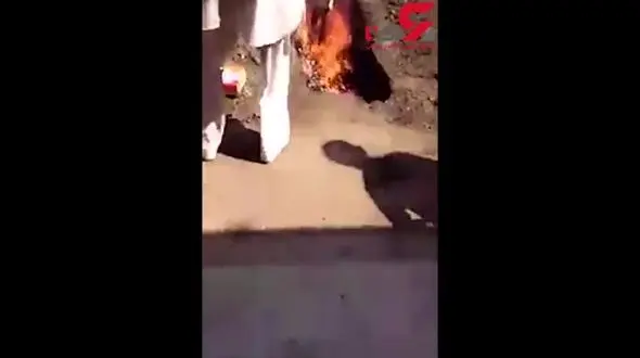 قدم زدن با پای برهنه روی آتش همراه با فرزند! + فیلم