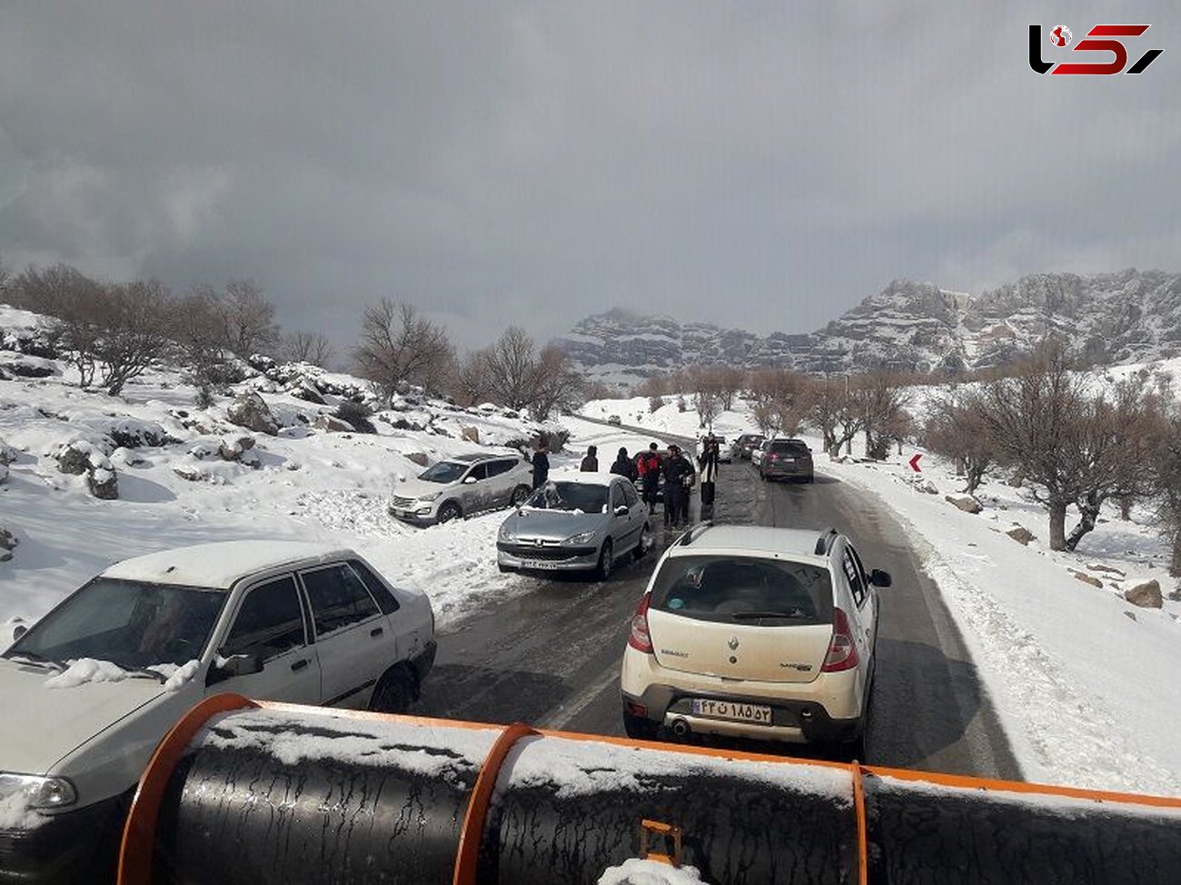نجات جان 150 مسافر گرفتار در برف در خوزستان