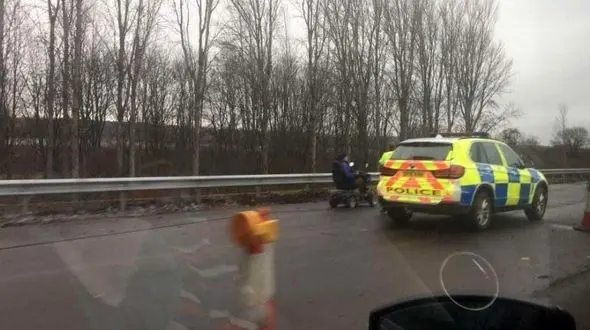 رانندگی عجیب پیرمرد ۹۲ ساله با اسکوتر در اتوبان شلوغ+فیلم