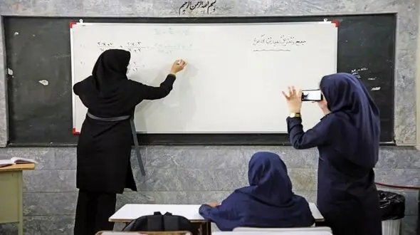 حقوق معلمان از ۲۰ درصد به ۴۰ درصد افزایش خواهد یافت / مجلس به دنبال تثبیت پرداخت ۵۰ درصد فوق‌العاده ویژه فرهنگیان است 