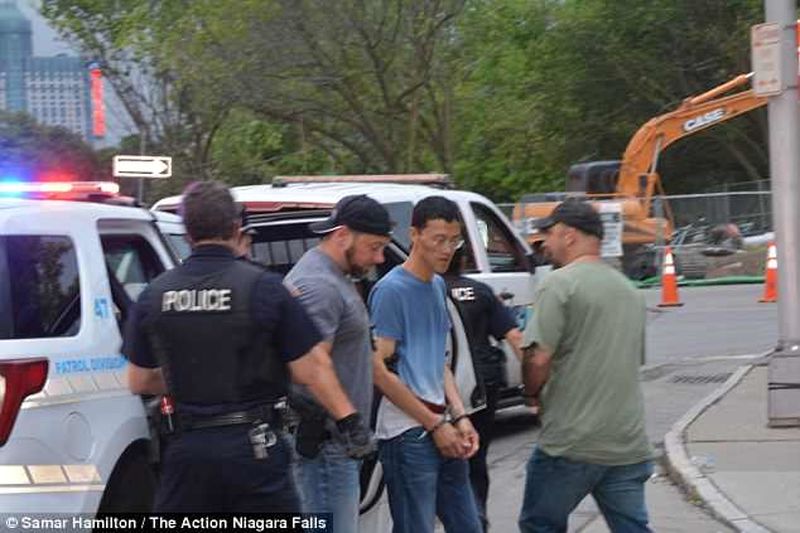4D970EDD00000578-5879627-Lu_also_allegedly_cut_off_two_fingers_on_Yang_s_left_hand_during-a-7_1529887243780