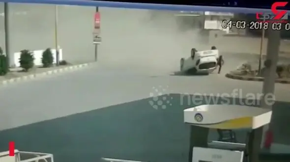 واژگونی خودرو به سبک ماشین‌های مسابقه ای در خیابان! + فیلم