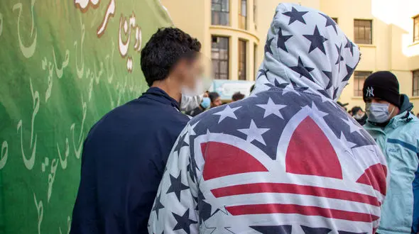 اوباشی که در زندان هم توبه نکرد / کلت کمری  ابزار کار او بود + فیلم گفتگو