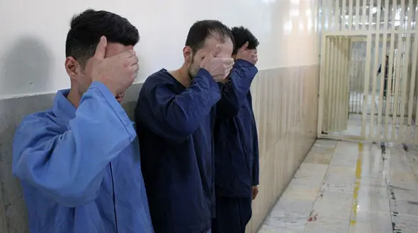 
دستنبد پلیس به دستان کیف قاپان حرفه ای فشم
