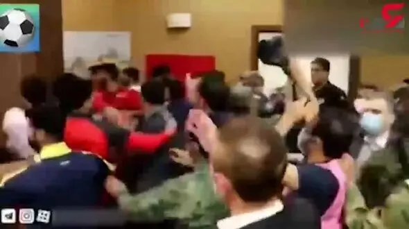 فیلم درگیری‌های فوتبالی ها در ورزشگاه نقش جهان / شب گذشته رخ داد