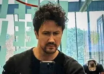 عکس/ وقتی شاهرخ استخری هیکل ورزشی خودشو جلوی آینه باشگاه به رخ میکشه/ عجب بازوهایی ساخته