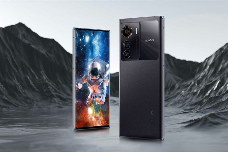 ظاهر گوشی ZTE Axon 50 Ultra در طبیعت کوهستانی