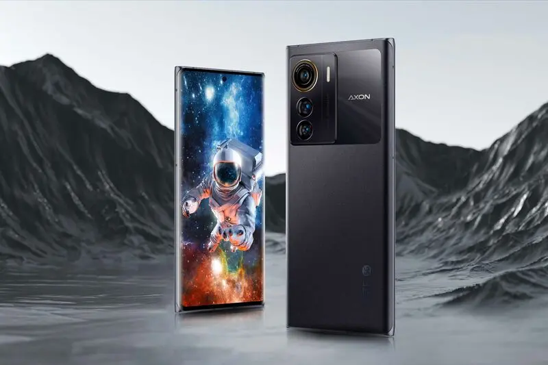 ظاهر گوشی ZTE Axon 50 Ultra در طبیعت کوهستانی