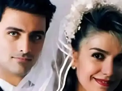 فیلم آواز شاد /  الیکا عبدالرزاقی بعد عروسیش شاد و خندان نون پنیر آوردیم دخترتون بردیم خوند ...