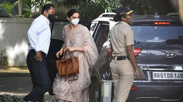 احضار ستاره بالیوود به اداره کنترل مواد مخدر! + فیلم