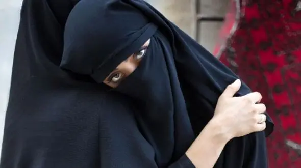 این زن محجبه ایرانی در عکس کیست؟ / زن دوم آقای بازیگر مطلقه ایرانی شد ! / حدس بزنید