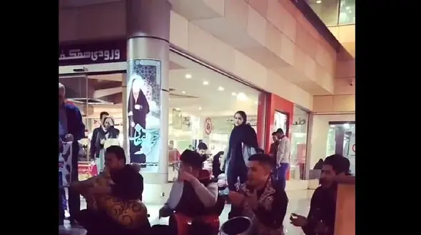 فیلم شادترین آواز خیابانی ! / آهنگ بندری همه را به شوق آورد !