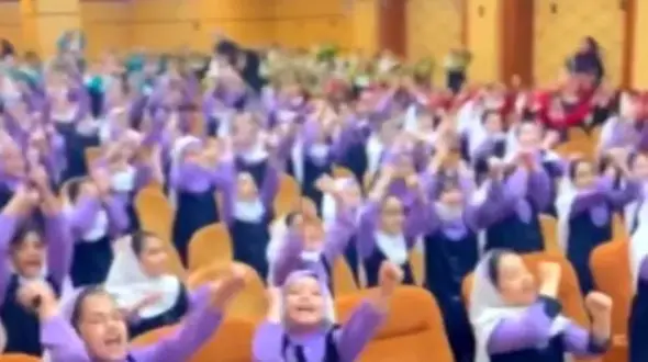 فیلم آواز شاد / حرکات یکدست و آواز خوندن این دخترای فسقلی همه رو سر ذوق آورد