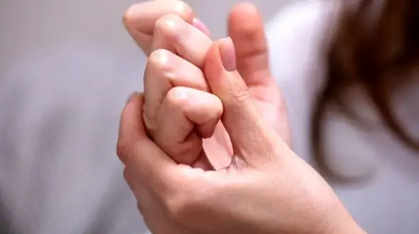 بی‌ حسی انگشتان دست: دلایل، علائم و هشدارها