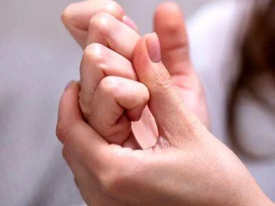 بی‌ حسی انگشتان دست: دلایل، علائم و هشدارها