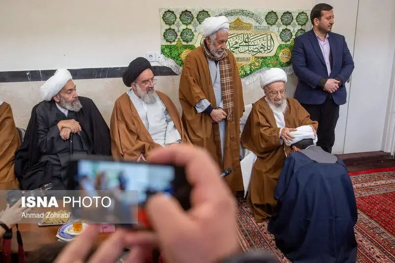 آیت الله سیداحمد خاتمی از اعضای هیئت رئیسه مجلس خبرگان رهبری با حضور در بیت آیت الله مکارم شیرازی و در مراسم جشن میلاد حضرت علی(ع)، دست این مرجع تقلید برجسته را بوسید.