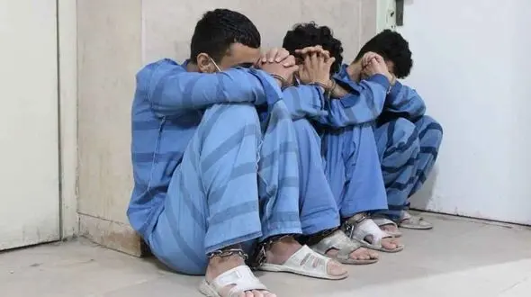 بازداشت 2 برادر شرور و نوچه شان در منطقه فلاح / صاحب طلافروشی را هدف قرار داده بودند + فیلم بازسازی صحنه جرم
