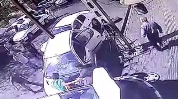 فیلم لحظه تصادف عجیب در خیابان پاسداران