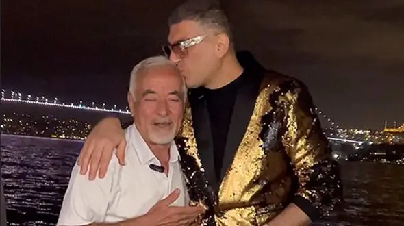 فیلم صادق بوقی و پسر آغاسی ترانه آمنه آمنه را خواندند ! / در کشتی پارتی استابول غوغایی است !