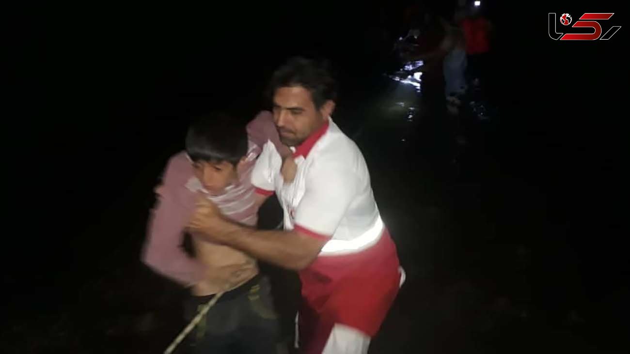 نجات دو خانواده گرفتار شده در رودخانه سیمره توسط نجاتگران هلال احمر