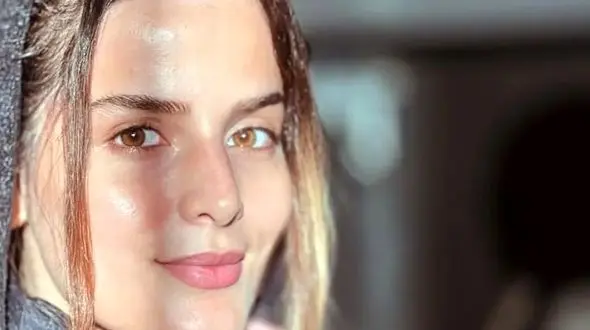 عکس| سفر زمان؛ «غزاله اکرمی» با چادر در پشت صحنه «سوجان» در کنار ثریا قاسمی