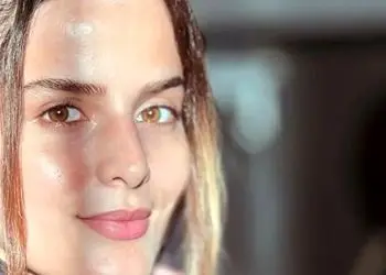 عکس| سفر زمان؛ «غزاله اکرمی» با چادر در پشت صحنه «سوجان» در کنار ثریا قاسمی