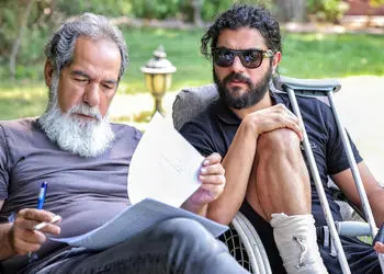 فیلم/ روایت سینا مهراد بازیگر سریال بدنام از تصادفی که زنده ماندنش معجزه بود: بدون گواهینامه ماشین صفر پدرم را نابود کردم