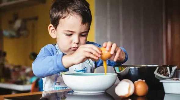 تخم مرغ را اینطوری به بچه ات بده