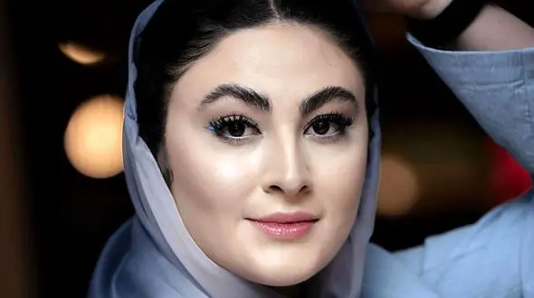 فیلم / چیدمان خلاقانه در دکوراسیون خانه مجردی مریم مومن / طراحی عروس پسند با مبلمان رنگ روشن و چوبکاری دکوری ...