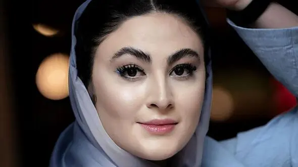 فیلم / چیدمان خلاقانه در دکوراسیون خانه مجردی مریم مومن / طراحی عروس پسند با مبلمان رنگ روشن و چوبکاری دکوری ...