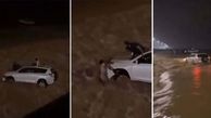 فیلم وحشتناک گرفتار شدن خودرو شاسی بلند در سیل / 2 سرنشین کشته شدند