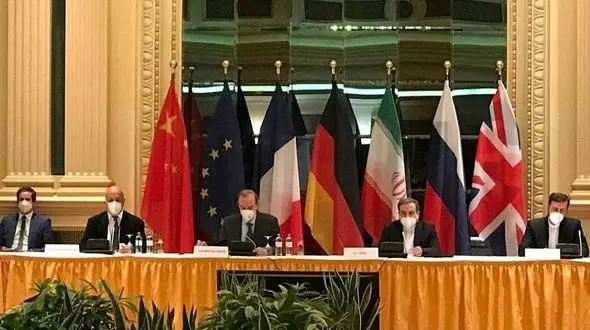 تجمع تعدادی از طرفداران تحریم ایران مقابل محل مذاکرات وین