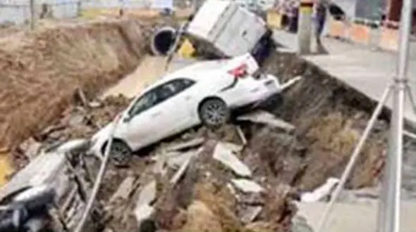 گودال عمیق، خودروها را بلعید + عکس
