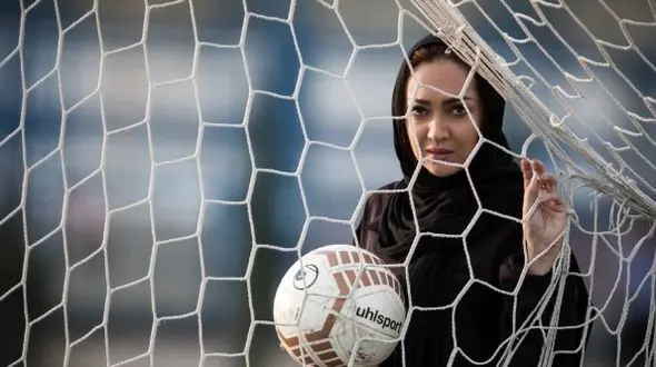 نگاهی به حضور جالب نیکی کریمی در تمرین فوتبالی‌ها؛ از سوار شدن به ماشین قلعه‌نویی برای آمدن به سرِ تمرین تا دریبل زدن و دروازه‌بانی کردن+عکس