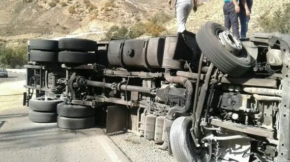 قطع شدن دست راننده تریلی در پیچ خطرناک مازندران +عکس