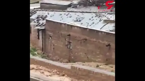 سیل گنبد طلایی امام زاده را با خود برد + فیلم لحظه