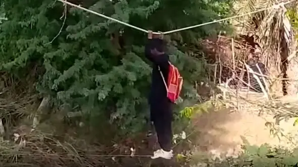 روش عجیب و خطرناک تردد دانش آموزان سیستان و بلوچستان