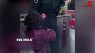 فیلمی زیبا از ضدعفونی کردن دستان یک کودک کار توسط مأمور پلیس