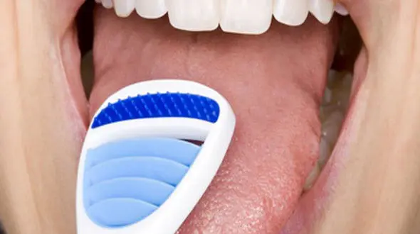 دلایل مهم برای اینکه باید زبان‌تان را مسواک بزنید